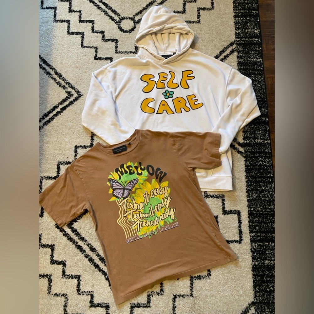 Men’s No Boundaries Hoodie and Short Sleeve Tee Size Small